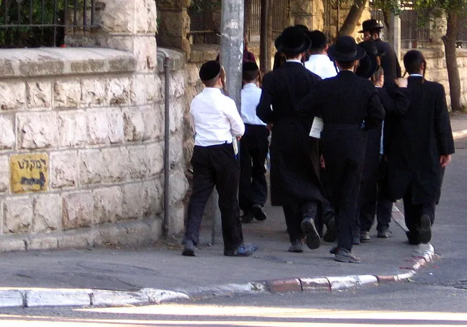 Les jeunes juifs ultra-orthodoxes prennent la clé des champs ©RonAlmog, (Flickr page), CC BY 2.0, Wikimedia Commons