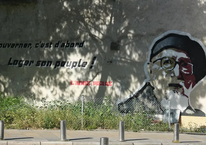 Graffiti de l'abbé Pierre à Montpellier ©GFreihalter, CC BY-SA 4.0 Wikimedia Commons