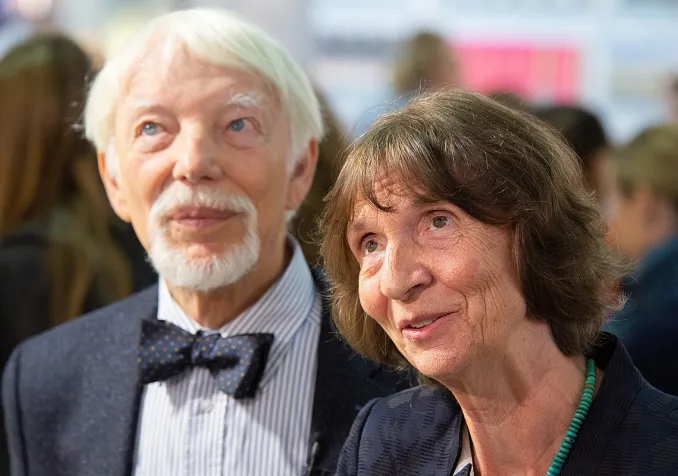 Aleida et Jan Assmann, en 2018 lors de la remise du «Prix de la paix des Libraires allemands» qu'il et elle ont reçu ensemble.  CC(by-sa) 3.0 Martin Kraft