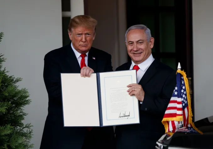 Le Premier ministre israélien Benjamin Netanyahou (à droite) et Donald Trump présentent le document par lequel les États-Unis reconnaissent la souveraineté israélienne sur le Golan ©Keystone/Photoshot/Ting Shen