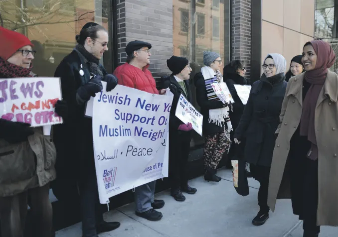 Chaque vendredi depuis l’élection de Donald Trump, les membres de CBST vont exprimer leur soutien aux musulmans d’une mosquée voisine et dénoncer l’islamophobie du président. © Congrégation Beit Simchat Torah