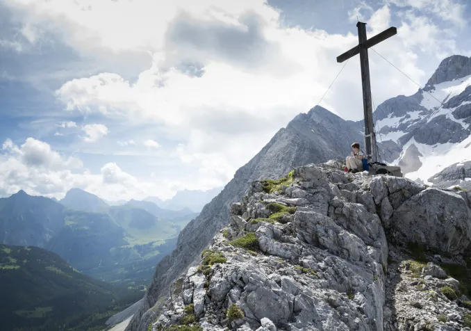 Une croix dans les montagnes du Tyrol KEYSTONE/LAIF/Dirk Eisermann