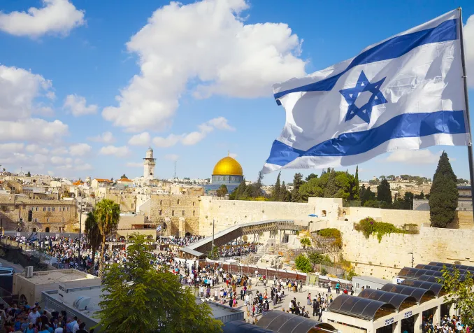 Le drapeau israélien devant la vieille ville de Jérusalem ©iStock / stellalevi