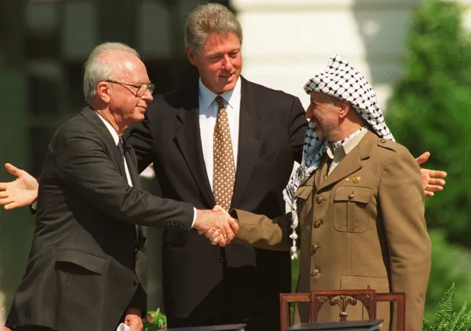 Le 13 septembre 1993 à la Maison-Blanche, les accords d’Oslo sont signés. De gauche à droite: Yitzhak Rabin, Bill Clinton et Yasser Arafat ©KEYSTONE/AP Photo/Ron Edmonds