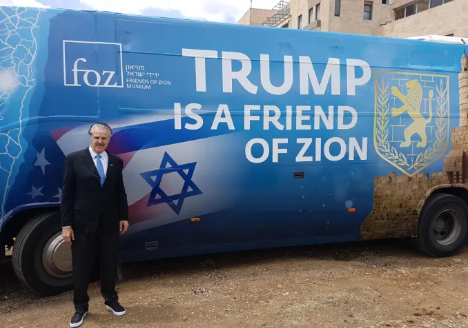 Mike Evans devant le bus «Trump is a Friend of Zion» (Trump est un ami de Sion) Mike Evans ©Aline Jaccottet