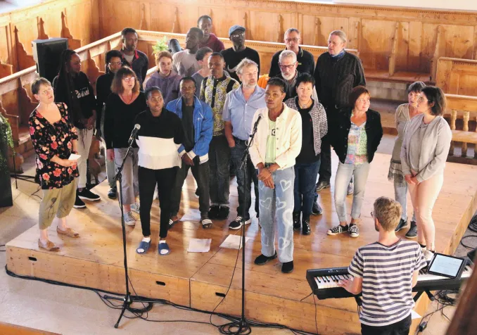 La choeur P’tit-Val Grand Coeur regroupe migrant·es et population du village. © N. Hager