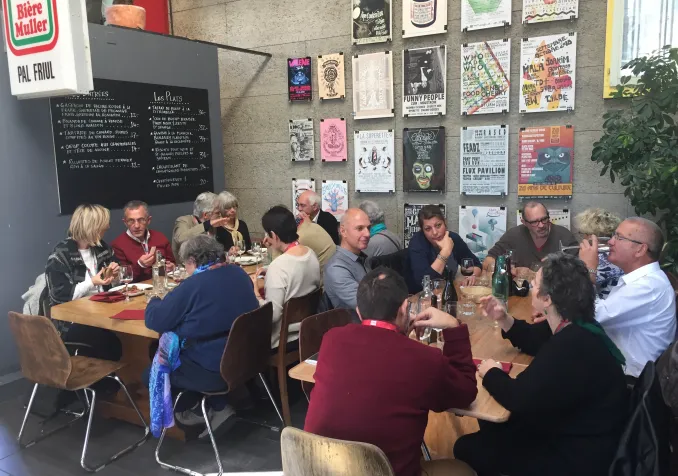 Le Prix Farel permet à des réalisateurs de se rencontrer pour partager leurs points de vue. Ici, lors d'une pause repas au restaurant Interlope à Neuchâtel en 2016 @ Tiziana Conti