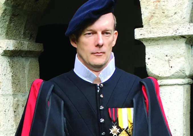 Le Sergent Christian Richard devant le cloître de l’abbaye de Saint-Maurice ©DR