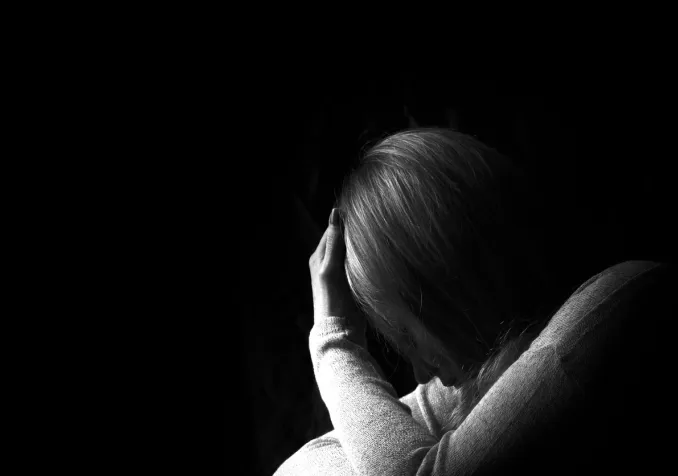 Chaque victime vit les choses différemment. Mais effectivement, pour certaines il est difficile de résoudre la dissonance qui apparaît dès lors qu’une personne appréciée, respectée, commet des actes inacceptables.  ©iStock/iweta0077