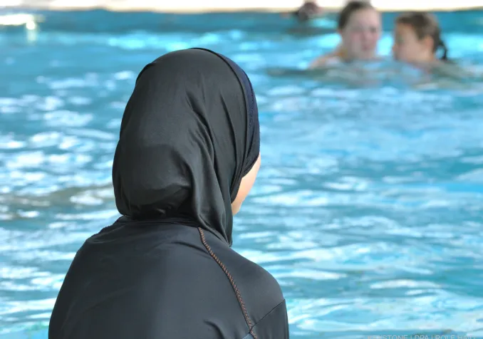 Les burkinis s'invitent dans les piscines