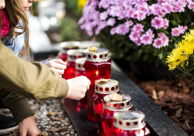 Si le calendrier catholique réserve un jour spécifique dans l'année pour honorer de manière collective la mémoire des proches disparus et fleurir leurs tombes, les pratiques se révèlent aujourd’hui davantage individualisées. IStock