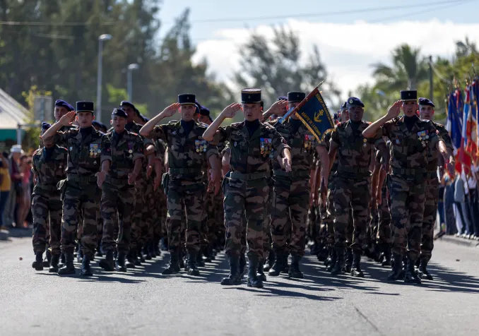 Bataillon de soldats français en marche © Istock / Gwengoat Bataillon de soldats français en marche © Istock / Gwengoat