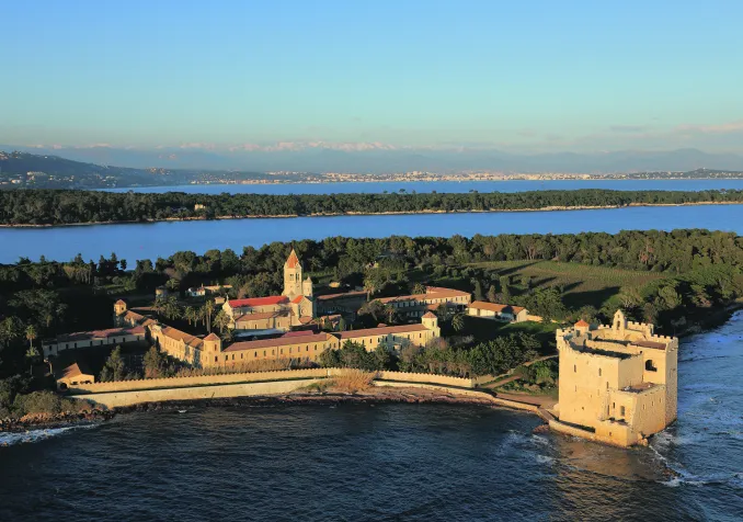 Plus ancien monastère insulaire d’Europe, avec seize siècles de vie monastique, Lérins et son cadre unique réunit un public très divers. ©DR