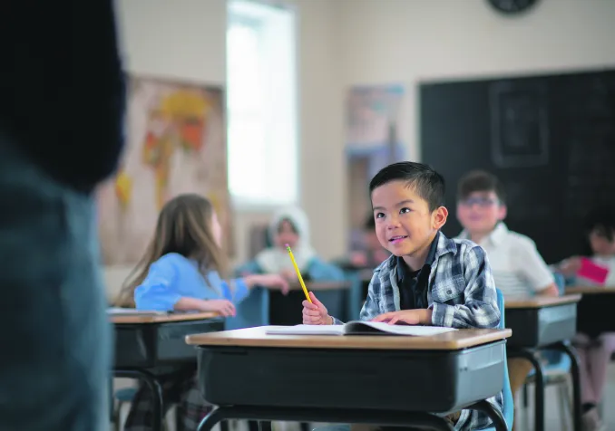 Deux « cadrages » de la religion coexistent dans les écoles romandes : d’un côté celui qui la définit comme un fait social, de l’autre celui qui l’envisage comme un élément apportant du sens. Elève attentif en classe © iStock