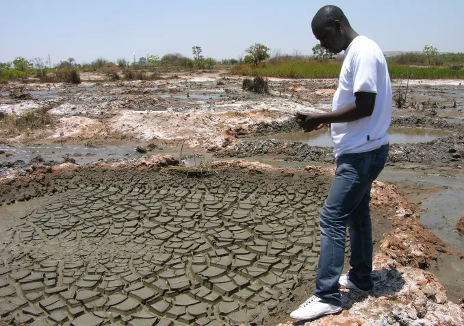 Un activiste relève les taux de polluants dans la rivière Luilu en aval d’une mine Glencore en République démocratique du Congo. Les résultats ont révélé la présence d’acide sulfurique, de métaux lourds comme le cobalt, le manganèse et le cuivre. Octobre 2017 ©Pain pour le prochain