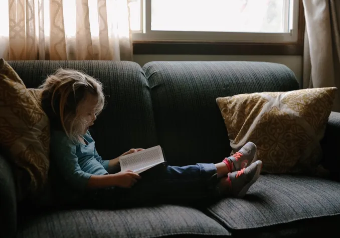 Une fillette lit la Bible StockSnap /Pixabay