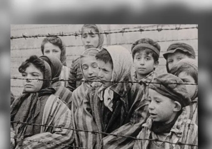 Des enfants prisonniers dans le camp d'Auschwitz.