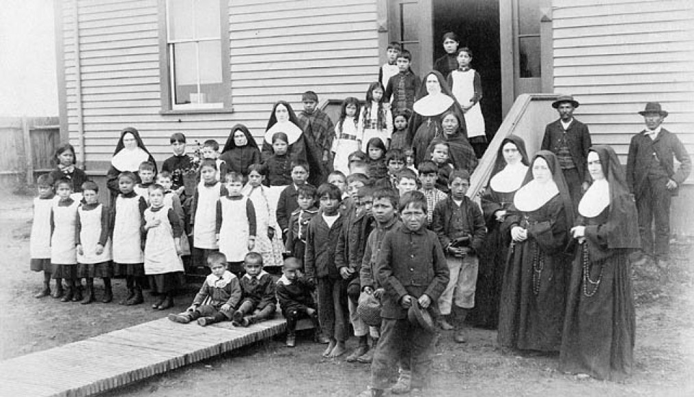 Groupe de religieuses avec des élèves autochtones, Port Harrison (Québec), vers 1890 Groupe de religieuses avec des élèves autochtones, Port Harrison (Québec), vers 1890 / ©Flickr / H. J. Woodside. Bibliothèque et Archives Canada, PA-123707