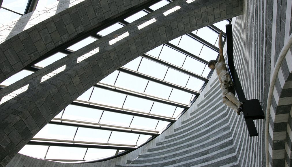 L&#039;intérieur de la petite église de Mogno, au Tessin, construite entre 1992 et 1994 à partir d&#039;un projet de l&#039;architecte luganais Mario Botta. / KEYSTONE/Martial Trezzini