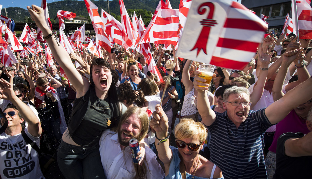 Des militants pro-jurassiens fêtent le transfert de Moutier dans le canton du Jura. / Keystone