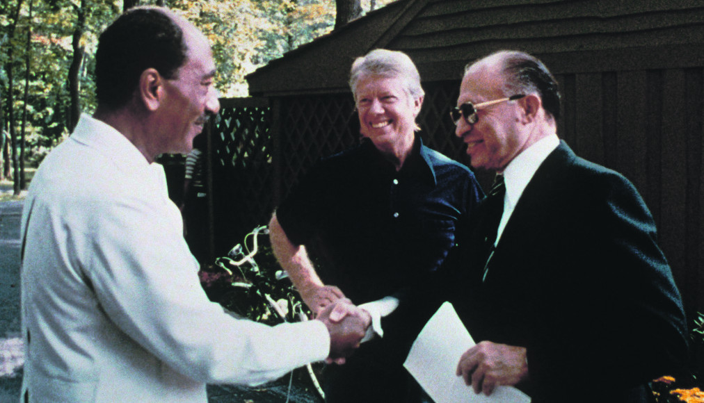 Signés en 1978 par le président égyptien Anouar el-Sadate (à g.) et le premier ministre israélien Menahem Begin (à d.), les accords de Camp David sont un exemple de paix juste. Signés en 1978 par le président égyptien Anouar el-Sadate (à g.) et le premier ministre israélien Menahem Begin (à d.), les accords de Camp David sont un exemple de paix juste. / Archives gouv.USA / Wikimédias