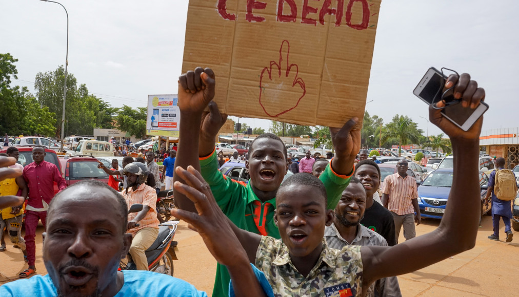  Des milliers de partisans de la junte se sont rassemblés, le 6 août 2023, dans un stade pour manifester leur soutien au coup d&#039;État militaire. / Keystone