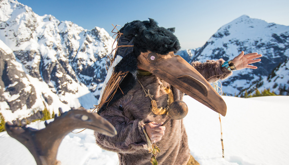 Un chaman de la nation Seabird Island (Canada) durant une cérémonie du corbeau avec le masque rituel. / © C. Kimmer/Alpine Edge Photography