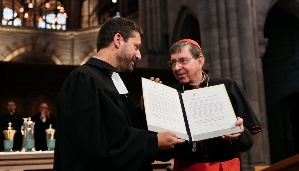 Gottfried Locher et le cardinal Kurt Koch tenant la déclaration d&#039;intention proposant de commencer un dialogue officiel entre les protestants d&#039;Europe et le Vatican. Elle a été signée à la cathédrale de Bâle le 16 septembre dernier. / © FEPS/Olivier Hochstrasser