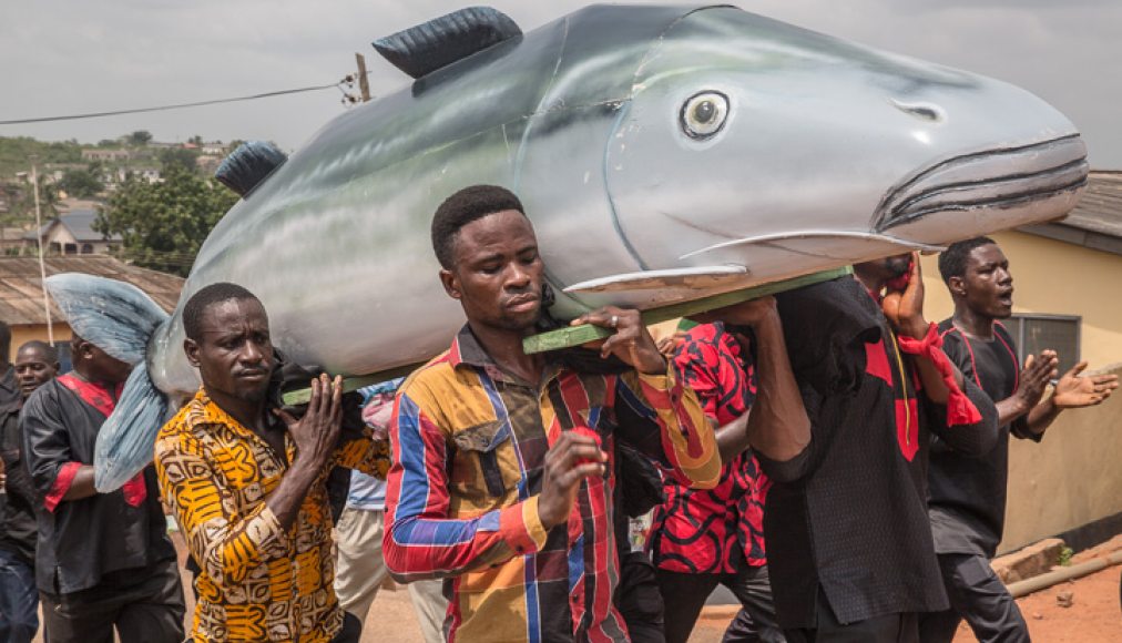 ©Regula Tschumi / Procession funèbre Ga, au Ghana. Les hommes portent le cercueil jusqu&#039;au cimetière. 