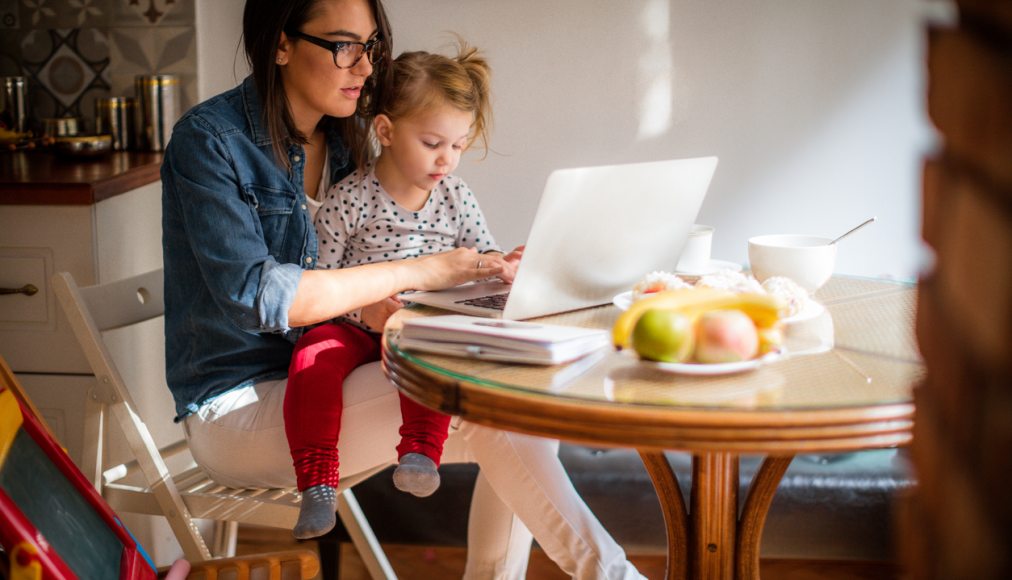 En période de confinement, nombre de familles doivent télétravailler et prendre soin de leur progéniture. / Source: istock / AleksandarNakic