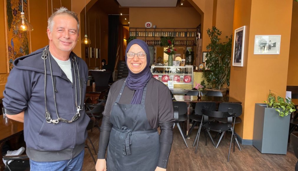 Andreas Tölke et Layali Jafaar, les deux «boss» du restaurant Kreuzberger Himmel, à Berlin / ©Carole Pirker/RTSreligion