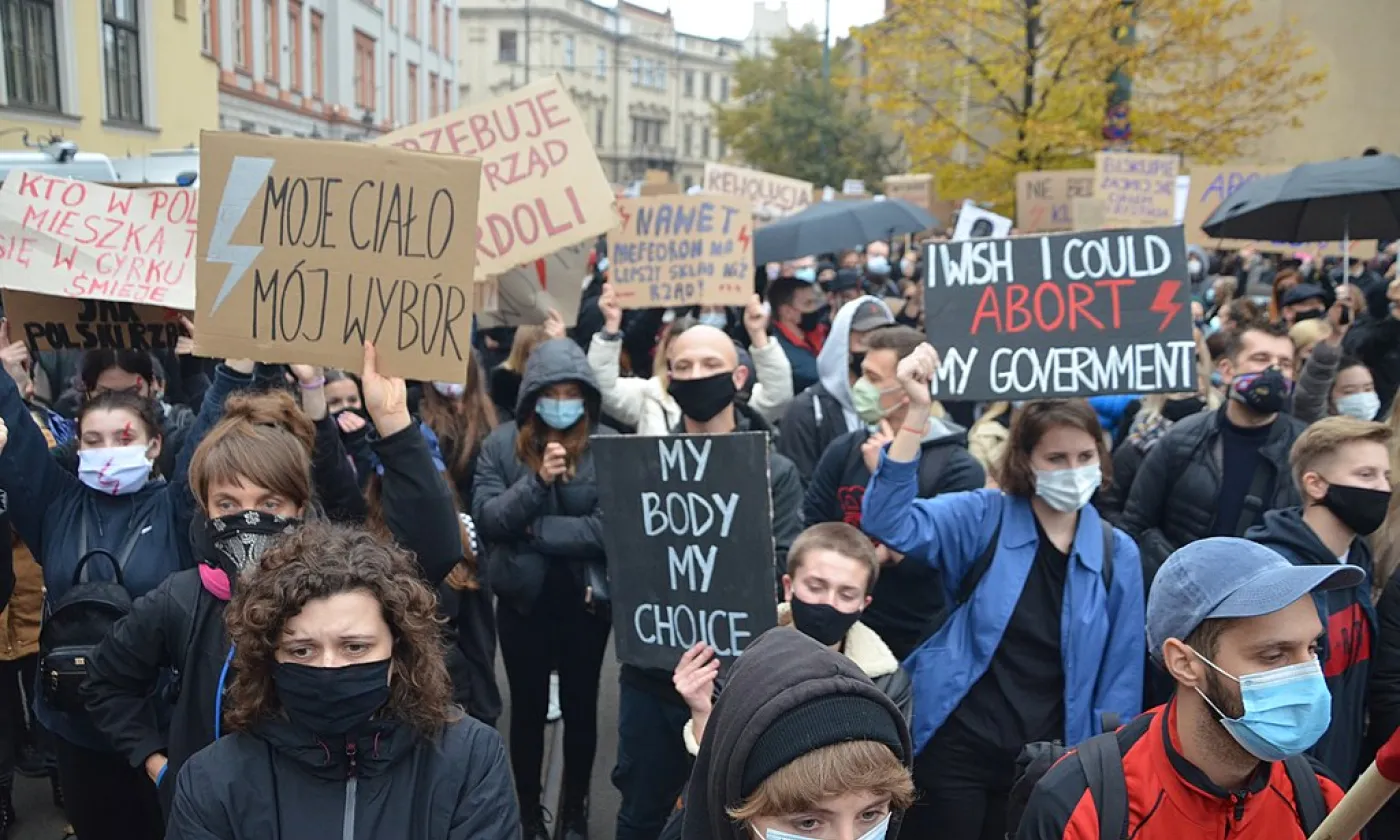 Manifestation contre l'interdiction des avortements à Krakow, Pologne, octobre 2020 ©Silar, CC BY-SA 4.0 Wikimedia Commons