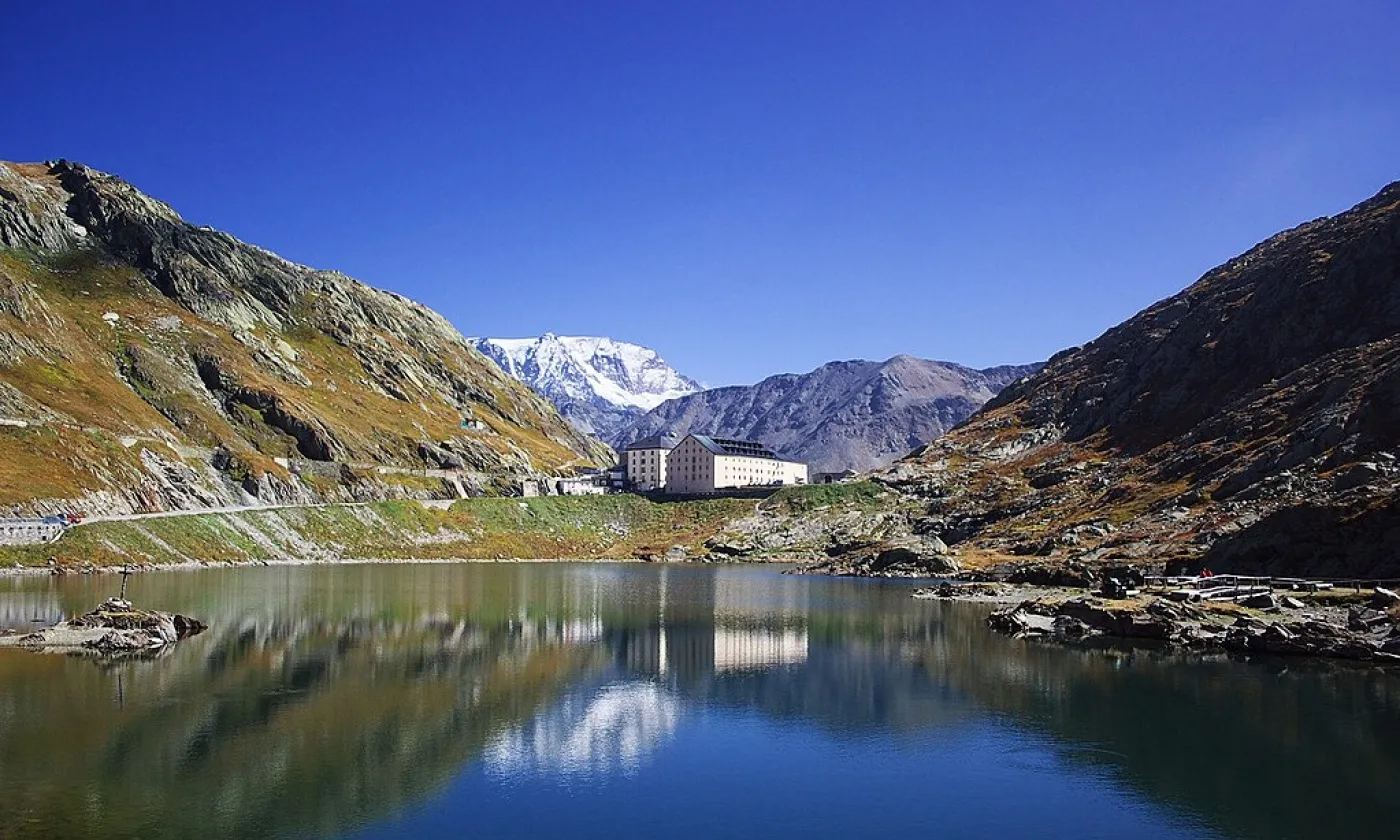 Le col et l'hospice du Grand-St-Bernard ©Soumei Baba, CC BY 2.0 Wikimedia Commons