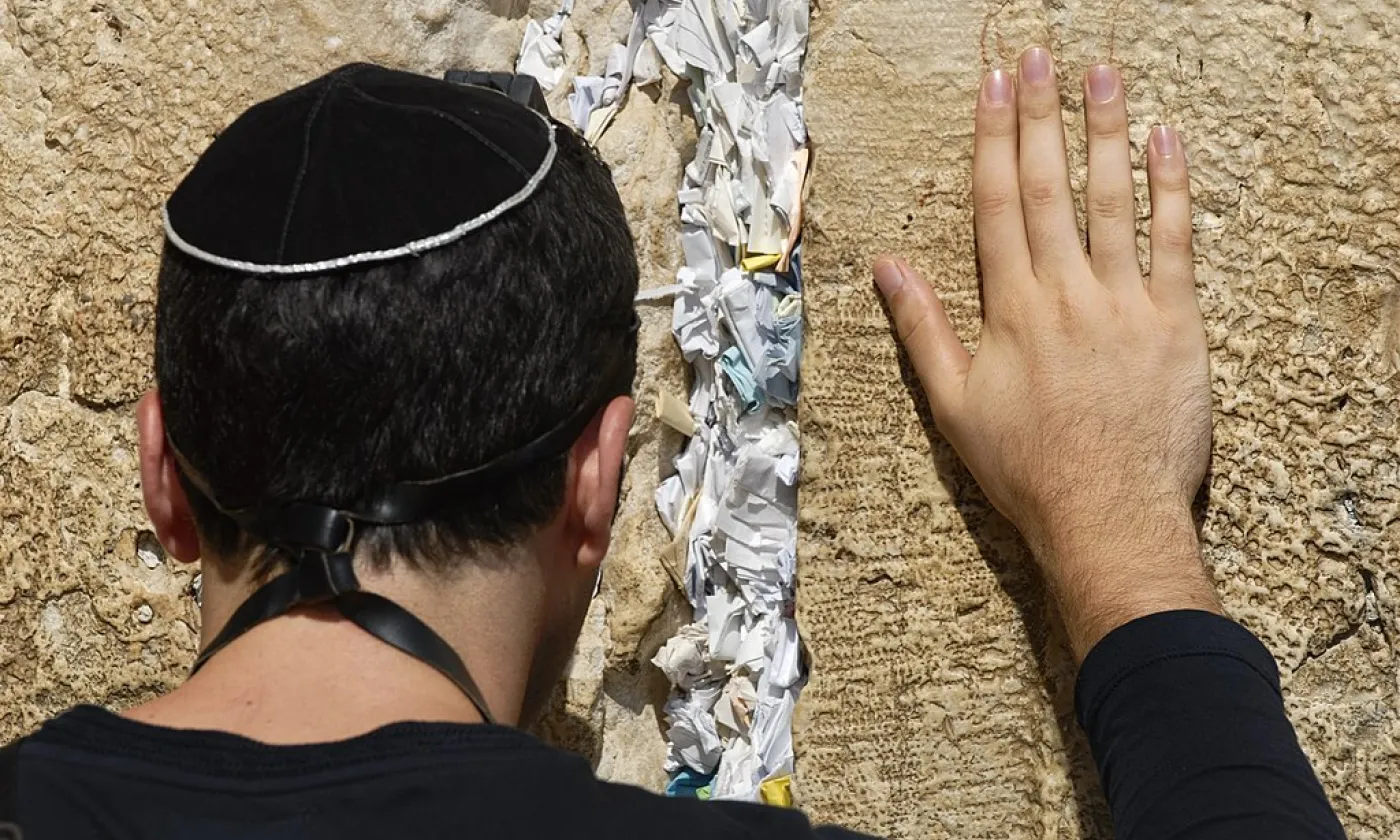 Que deviennent les prières glissées dans le Mur des Lamentations? ©Simon Mannweiler / Wikimedia Commons