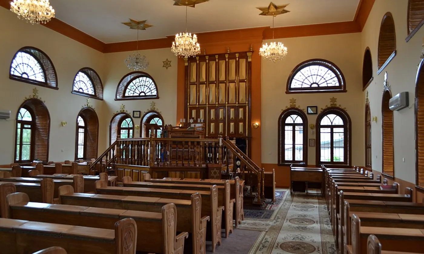 Intérieur de la synagogue des Six Domes à Quba, Azerbaïdjan ©Pinkfloyd1990, CC BY-SA 4.0 Wikimedia Commons