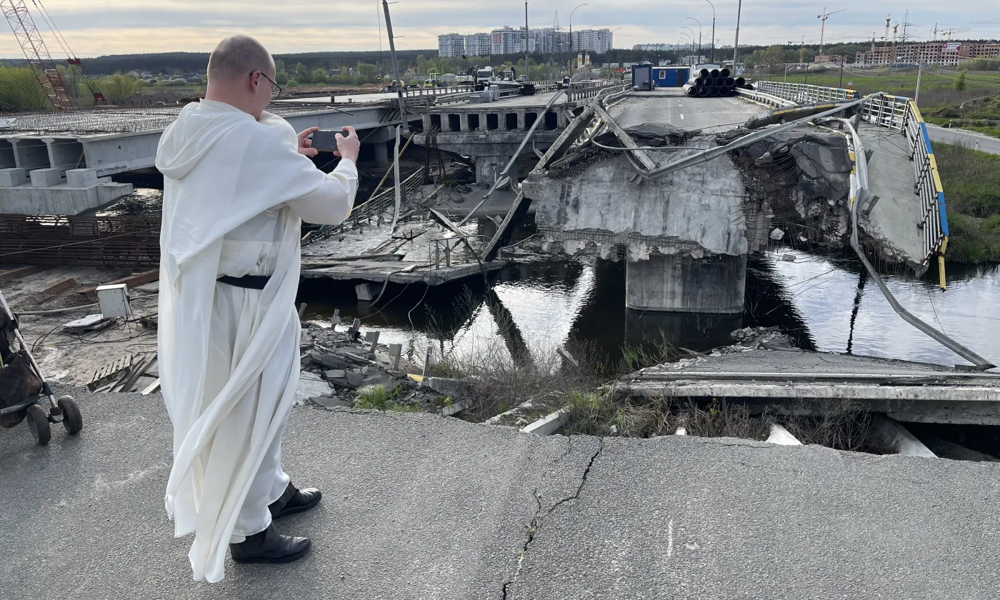 Irpin. Le frère Jaroslaw Kraviec photographie le pont détruit au début de la guerre. ©DR