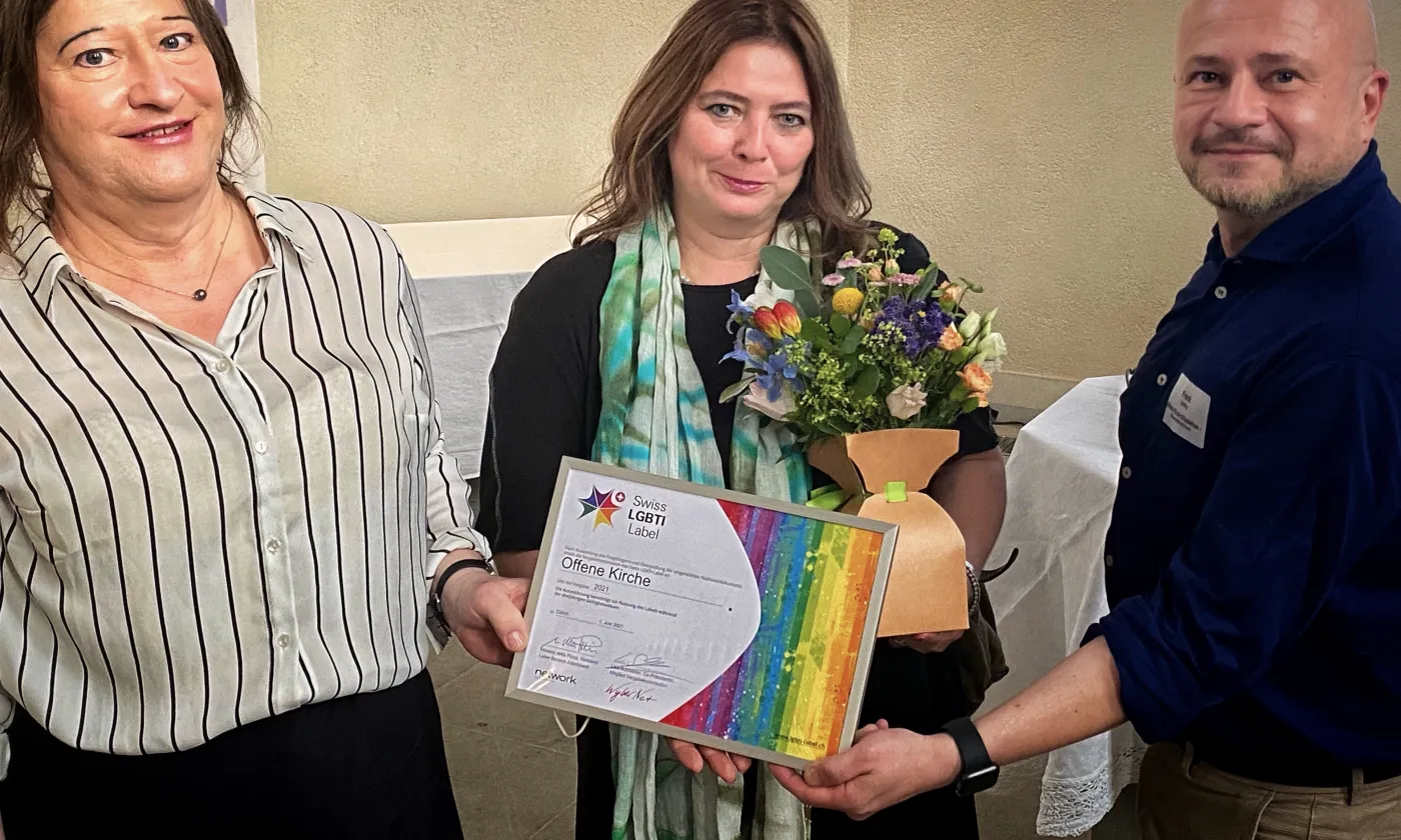 De gauche à droite: Rebecca Burkahrdt, membre du conseil d’aministration de LSBK Lesbisch-schwule Basiskirche de Offene Kirche Elisabethen (OKE), Dr. Brigitta Gerber, présidente de l’OKE et Frank Lorenz, directeur général de l'OKE. © Offene Kirche Elisabethen