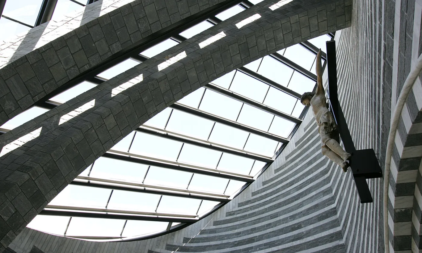 L'intérieur de la petite église de Mogno, au Tessin, construite entre 1992 et 1994 à partir d'un projet de l'architecte luganais Mario Botta. KEYSTONE/Martial Trezzini