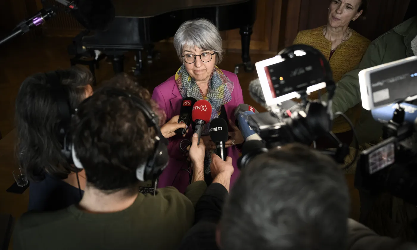 La conseillère fédérale Elisabeth Baume-Schneider lors d'une visite du centre fédéral de requérants d'asile à Boudry, dans le canton de Neuchâtel. Keystone