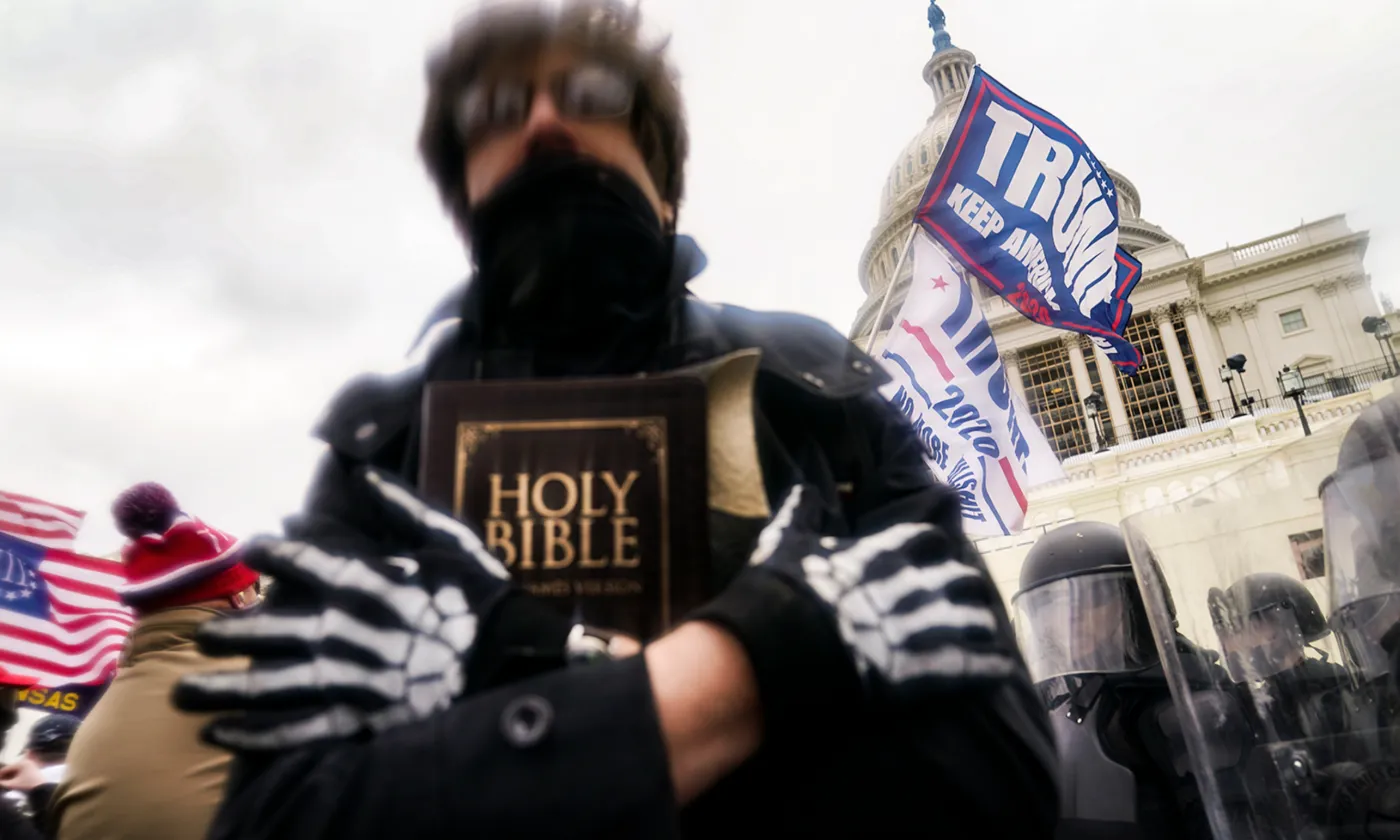 Lors de la tentative d’insurrection au Capitole, ce mercredi 6 janvier à Washington, de nombreuses pancartes aux références chrétiennes ont été brandies par les manifestants pro-Trump. RNS / AP