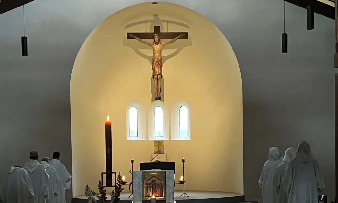 Les moines et moniales de Bose dans leur chapelle ©Gabrielle Desarzens