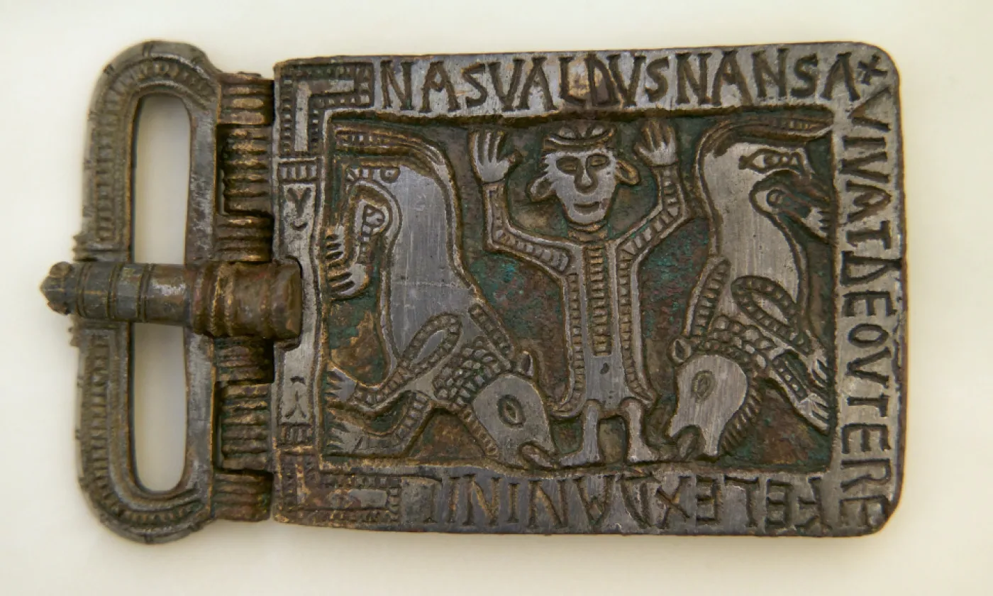 Plaque-boucle de ceinture en bronze du VIe siècle figurant David dans la fosse aux lions ©Max Idje/Réformés.ch