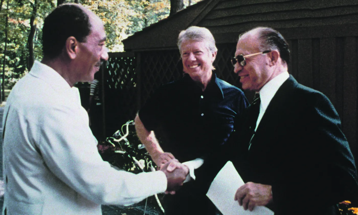 Signés en 1978 par le président égyptien Anouar el-Sadate (à g.) et le premier ministre israélien Menahem Begin (à d.), les accords de Camp David sont un exemple de paix juste. Archives gouv.USA / Wikimédias