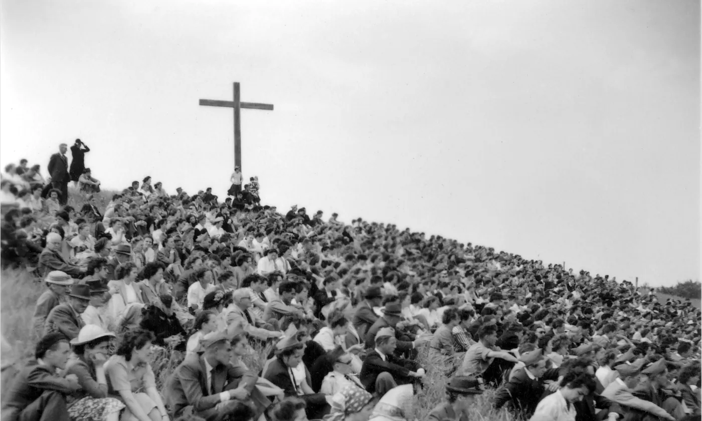 La jeunesse protestante rassemblée sur la colline de Crêt-Bérard en 1950. © Fondation Crêt-Bérard