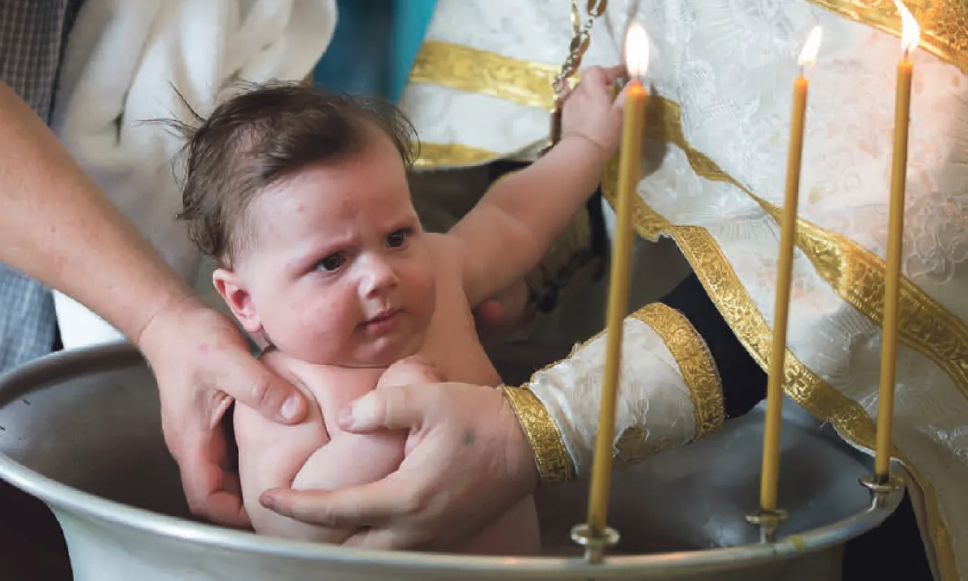 Confirmation orthodoxe avec l’huile sainte. © Getty Images