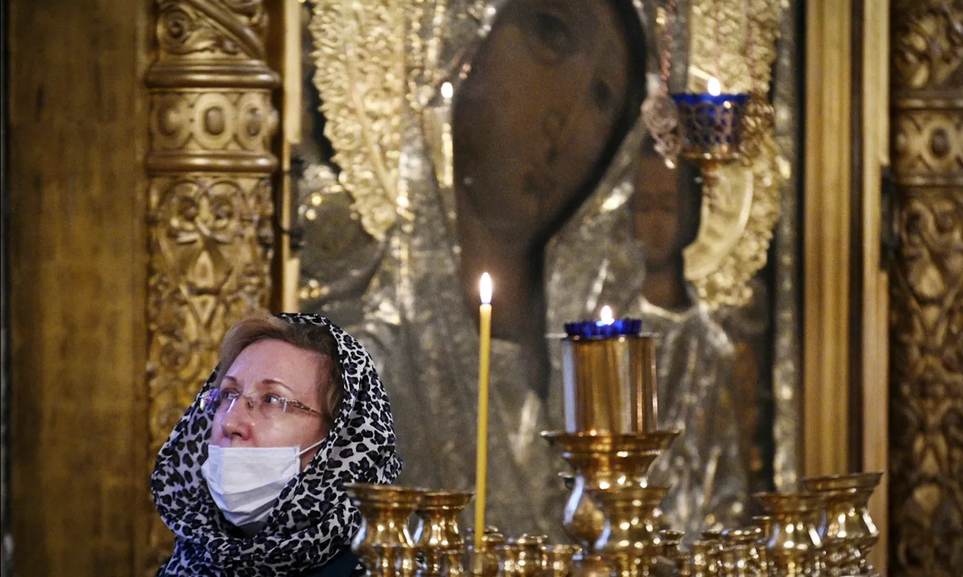 Une femme assiste à un service religieux, le 3 avril, dans une église orthodoxe de Moscou. Keystone