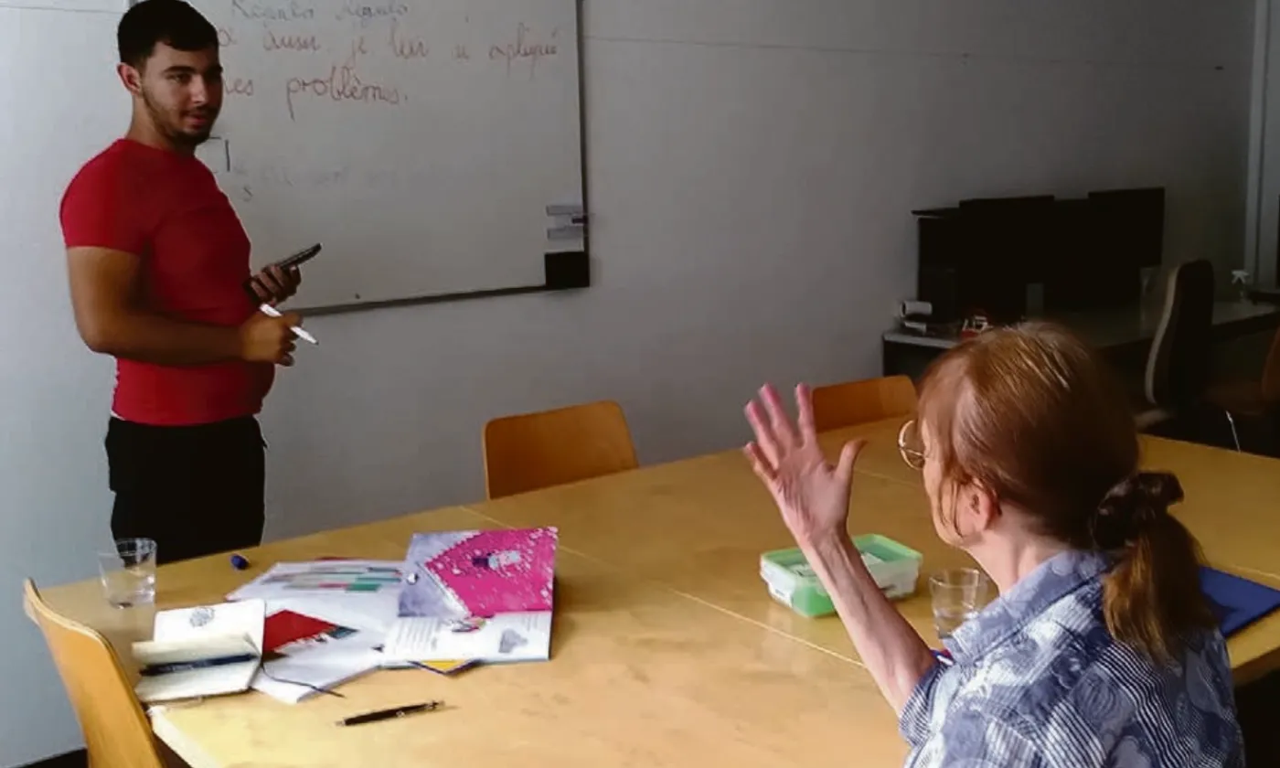 Ricardo, l'un des jeunes du projet «Droit à l'école, droit à un avenir», en séance de soutien scolaire avec Regula, bénévole. ©DR