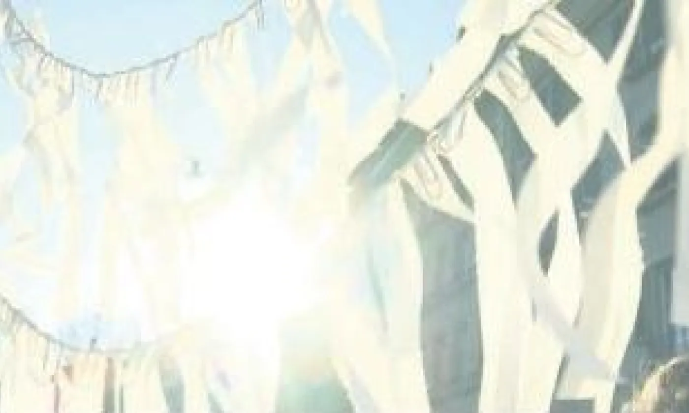 Des banderoles où seront écrits les noms et le contexte de chaque migrant disparu flotteront à Neuchâtel. © Bastien Boesiger