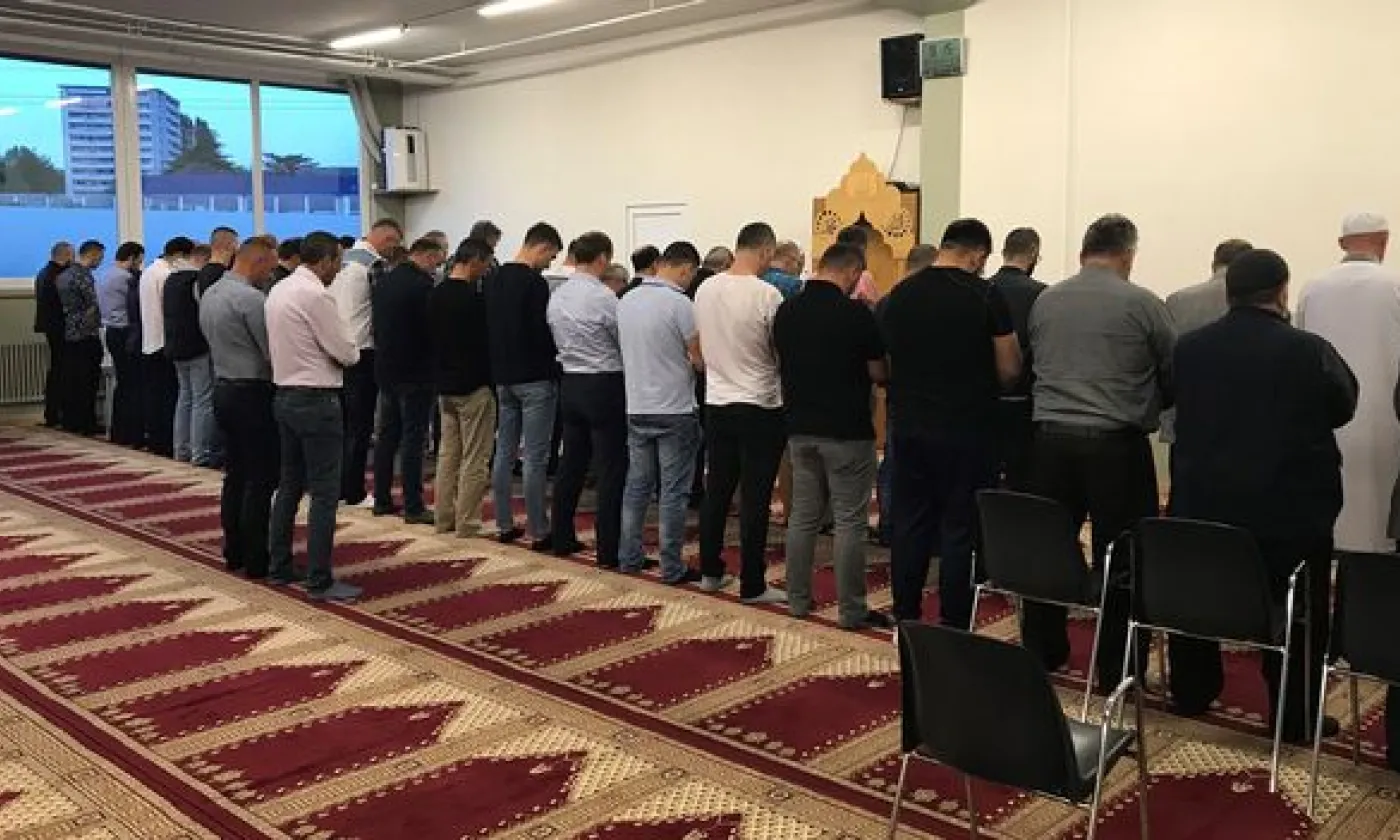 Salle de prière au Centre culturel et religieux albanais de Lausanne ©Guillaume Henchoz/RTSreligion