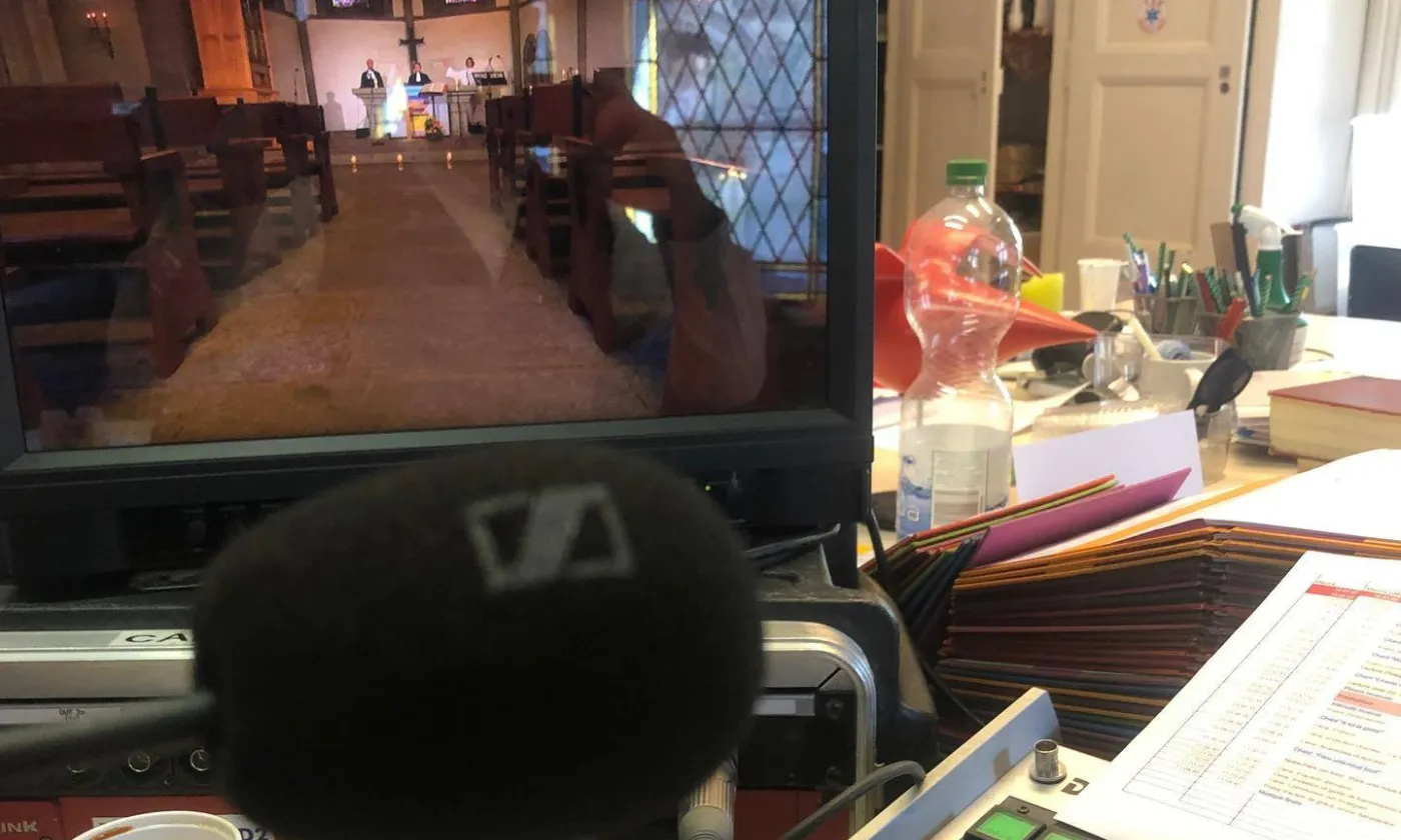 Commentaire d'un culte de derrière un écran ©Médias-pro